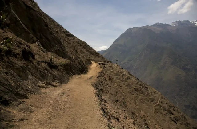 hike-through-apurimac-canyon-ruins-choquequirao-inca-archaeological-site-peru (9)