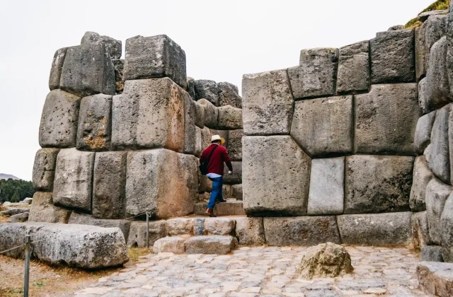 huge-stone-walls-sacsayhuaman-near-cusco-peru
