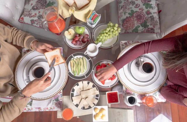 photo-book-latino-tourists-having-breakfast-hotel (1)