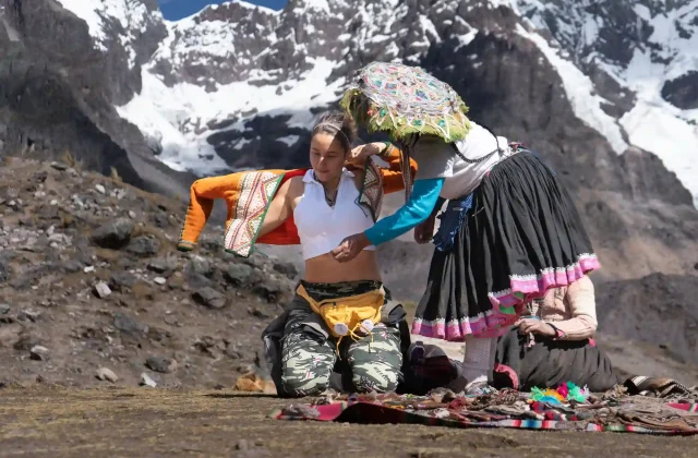 tourists-their-way-ausangate-mountain-city-cusco (2)