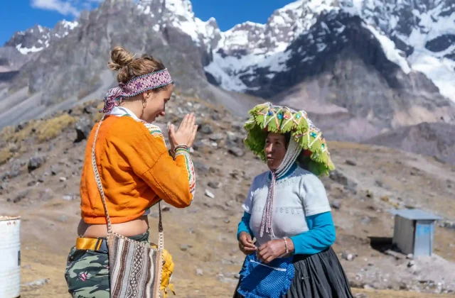 tourists-their-way-ausangate-mountain-city-cusco (4)