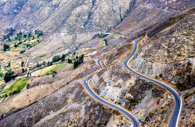 winding-road-colca-canyon-peru