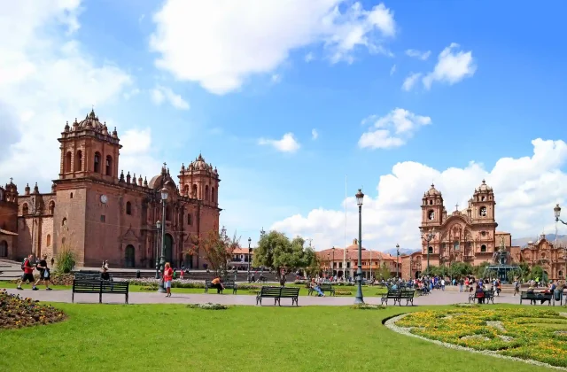 historic-center-cuzco-with-cusco-cathedral-iglesia-de-la-compania-de-jesus-church-peru