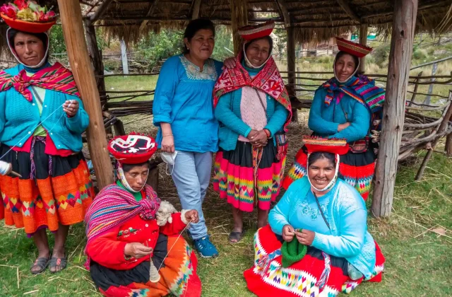 mujeres-andinas-con-trajes-tipicos-de-cusco (6)