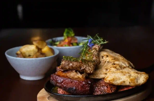 plato-tpico-del-per-lechn-con-diferentes-carnes-en-la-mesa-de-un-restaurante