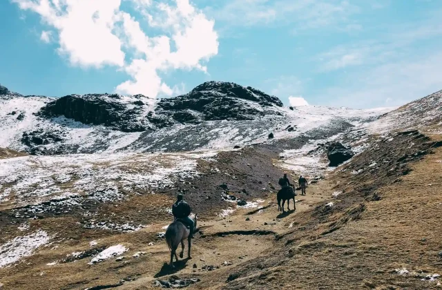 tourists-horses-ausangate-cusco-peru