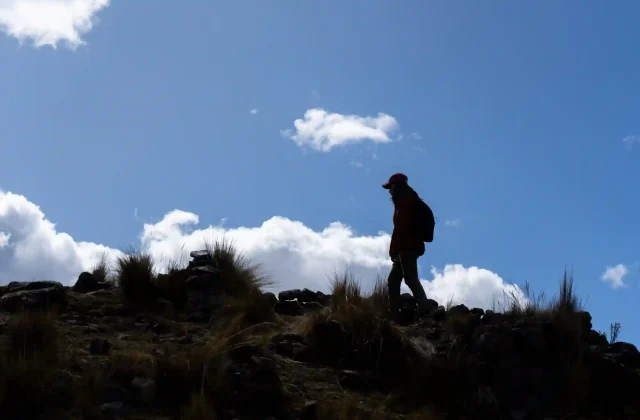tourists-their-way-ausangate-mountain-city-cusco (11)