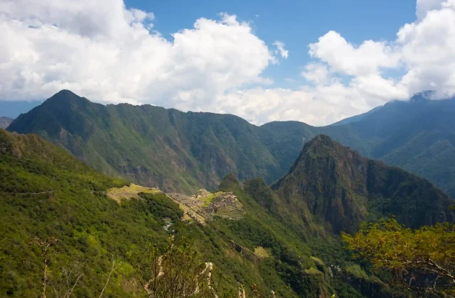 machu-picchu-site-wayna-picchu-illuminated-by-sunlight_20211113_184817