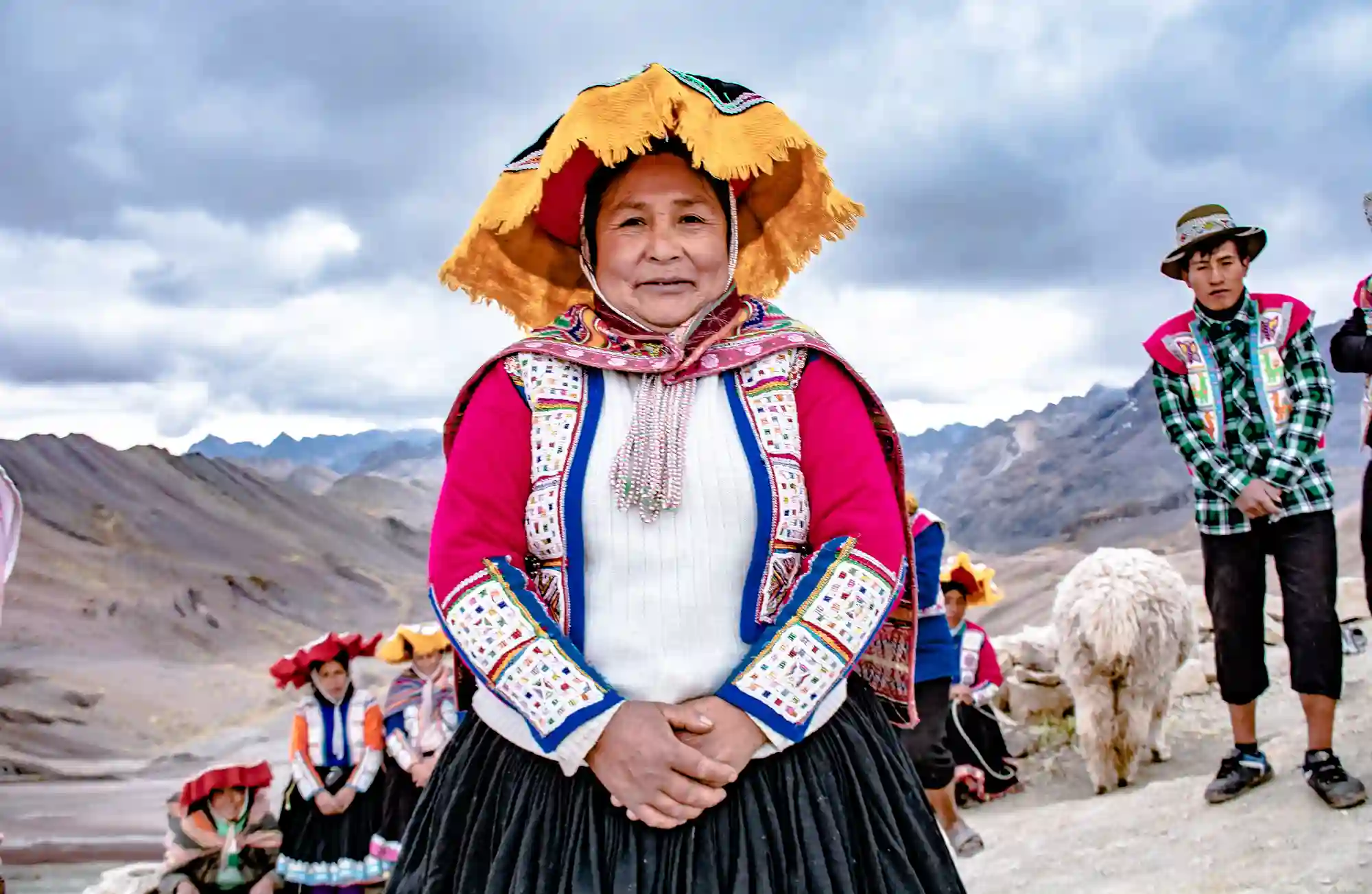 personas-con-trajes-tipicos-en-la-montana-de-7-colores-en-pitumarca-cusco-peru